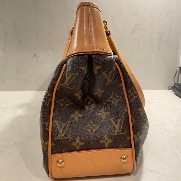 Louis Vuitton Purse - Picture 10 of 16